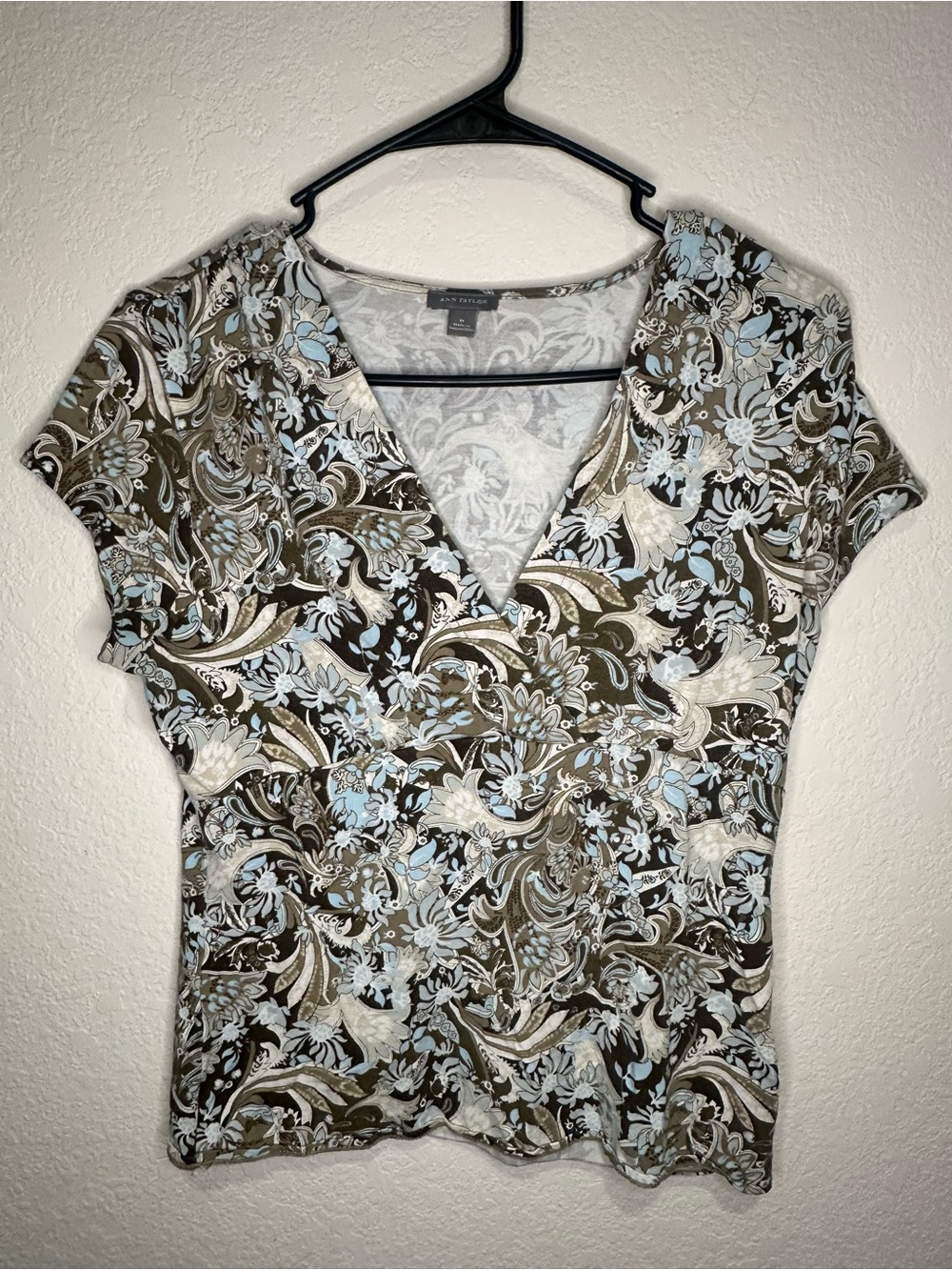 2000s tuscan mom Rusty Brown & Light Blue Floral V-Neck Top size medium